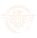 Das Logo von Katja Jansen. Ein Adler vor einem Kreis, in dessen Körper der Name der Autorin steht. Das Logo ist in einem hellen Cremeweiß.