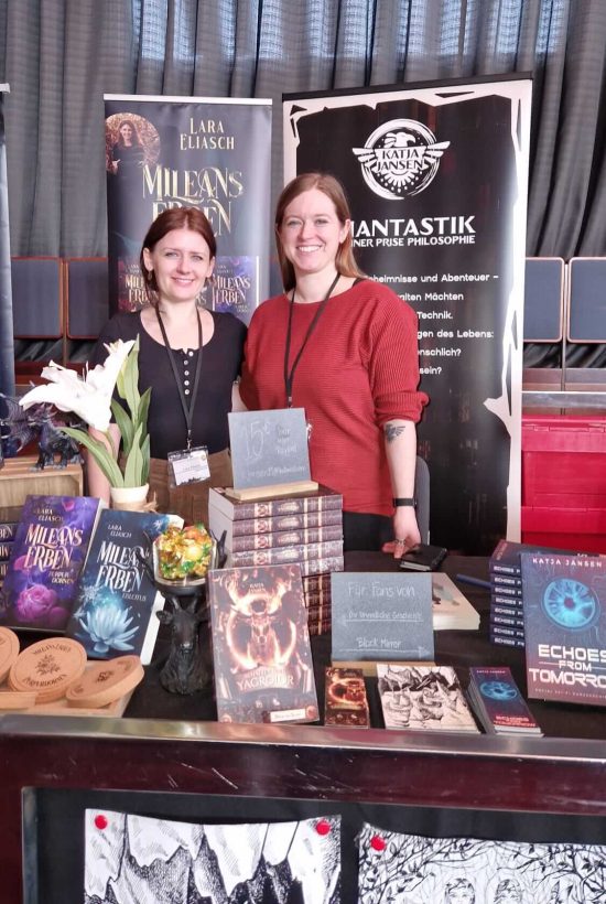 Lara Eliasch und Katja Jansen hinter ihrem Stand auf der Stuttgarter Buchmesse 2025